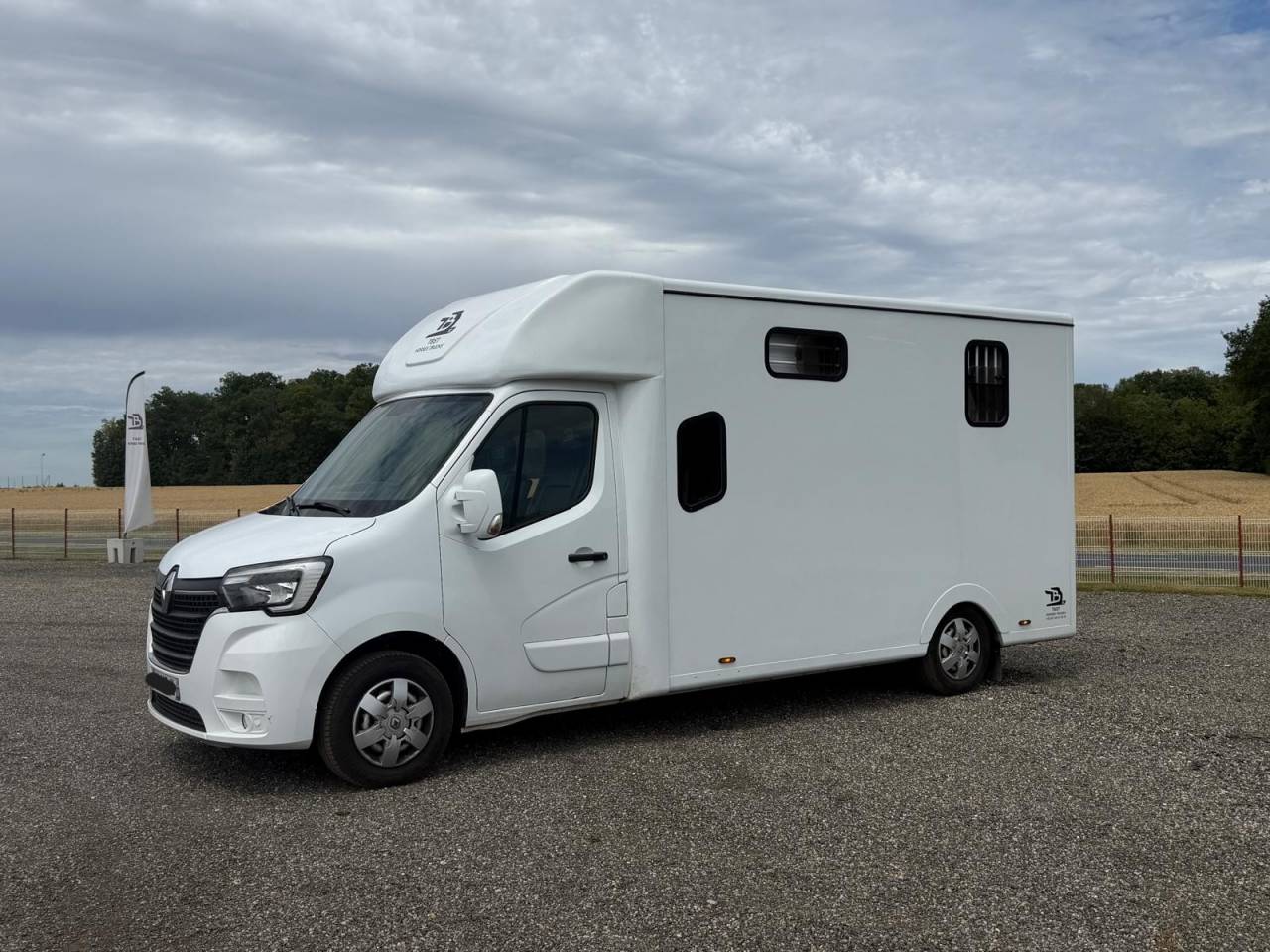 Kleine paardenvrachtwagen (B rijbewijs) TBST RENAULT MASTER 2023 Tweedehands