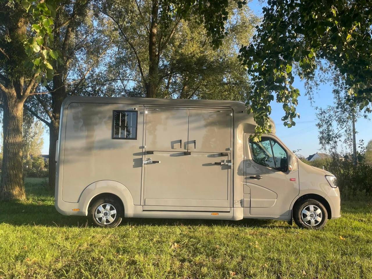 Kleine paardenvrachtwagen (B rijbewijs) STX Renault Master 2022 Nieuw