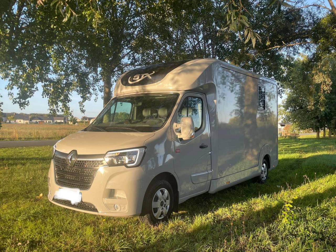 Kleine paardenvrachtwagen (B rijbewijs) STX Renault Master 2022 Nieuw
