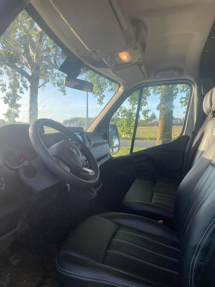 Kleine paardenvrachtwagen (B rijbewijs) STX Renault Master 2022 Nieuw