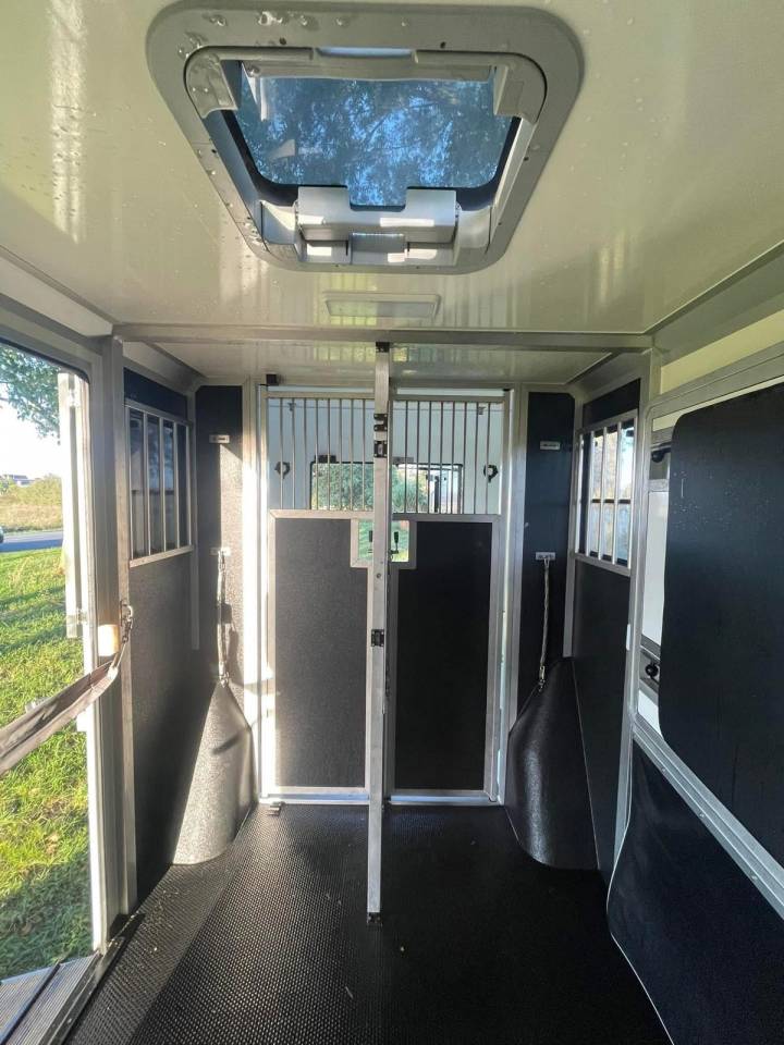 Kleine paardenvrachtwagen (B rijbewijs) STX Renault Master 2022 Nieuw