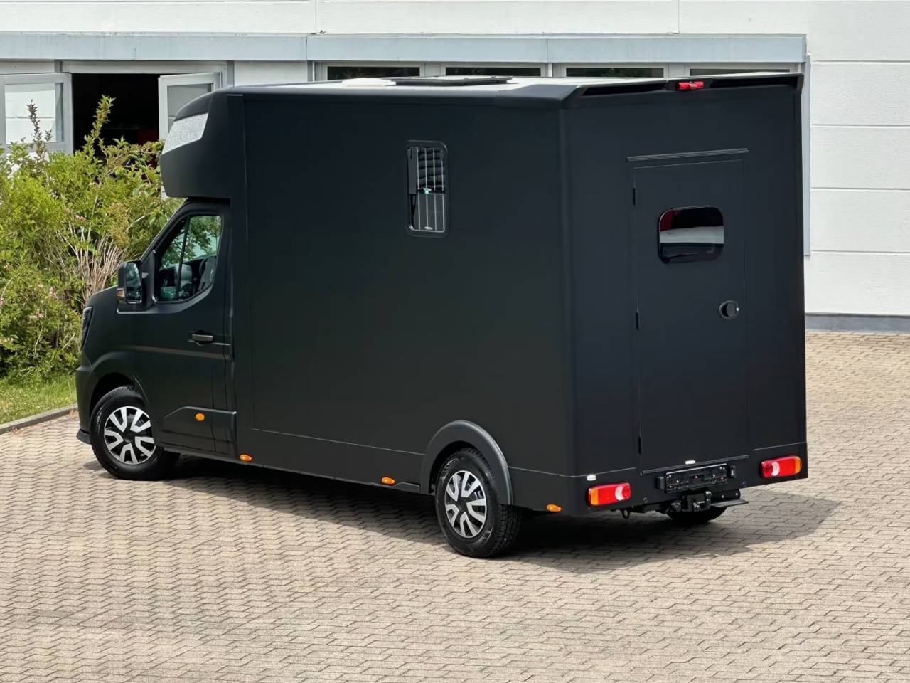 Kleine paardenvrachtwagen (B rijbewijs) Renault RENAULT MASTER 170 MSG STALLION LIGHT AUTOMATIQUE 2026 Nieuw