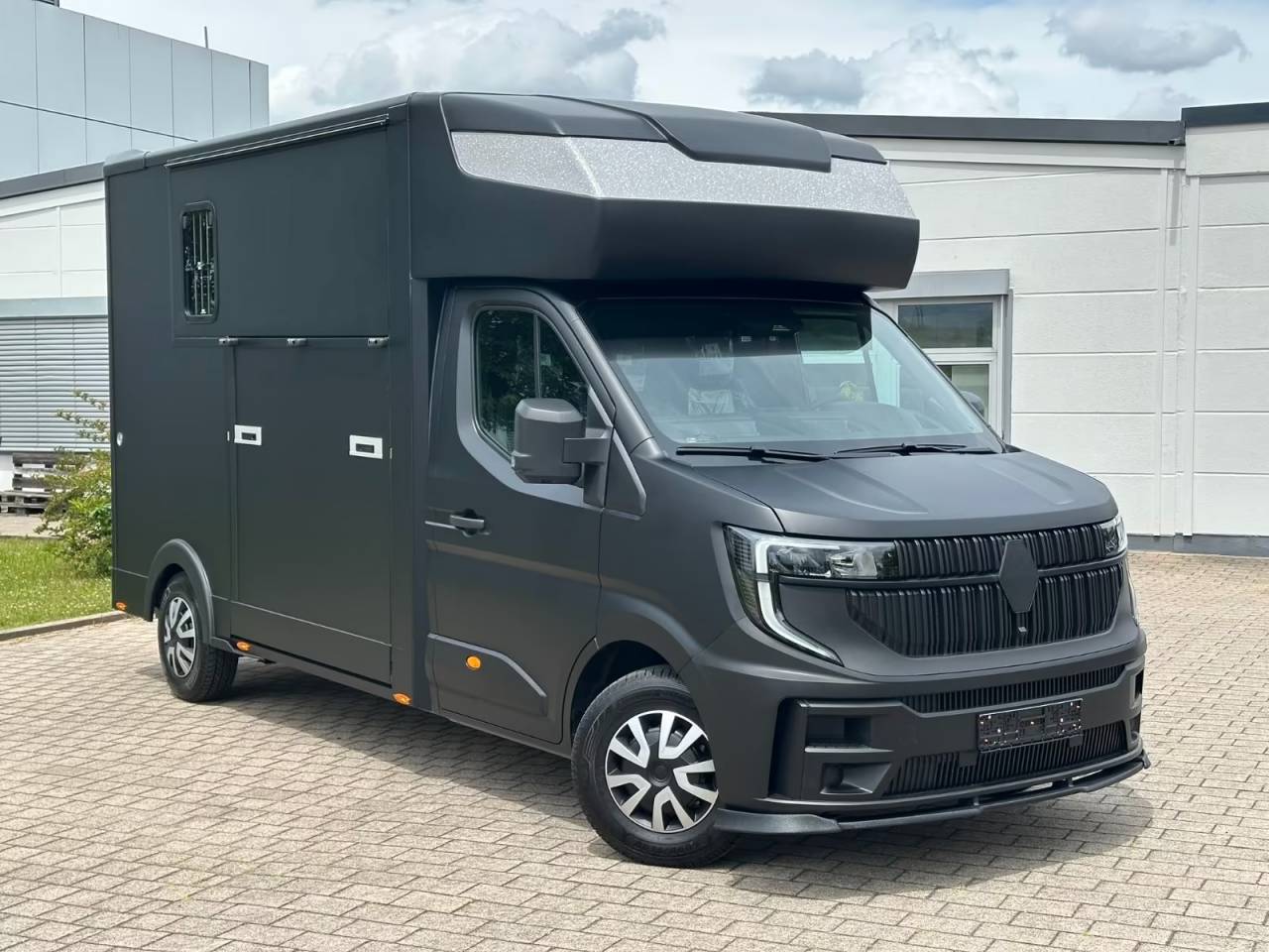 Kleine paardenvrachtwagen (B rijbewijs) Renault RENAULT MASTER 170 MSG STALLION LIGHT AUTOMATIQUE 2026 Nieuw