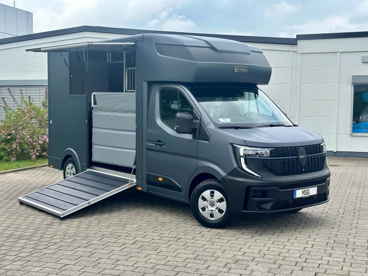 Kleine paardenvrachtwagen (B rijbewijs) Renault RENAULT MASTER 170 MSG STALLION LIGHT AUTOMATIQUE 2026 Nieuw