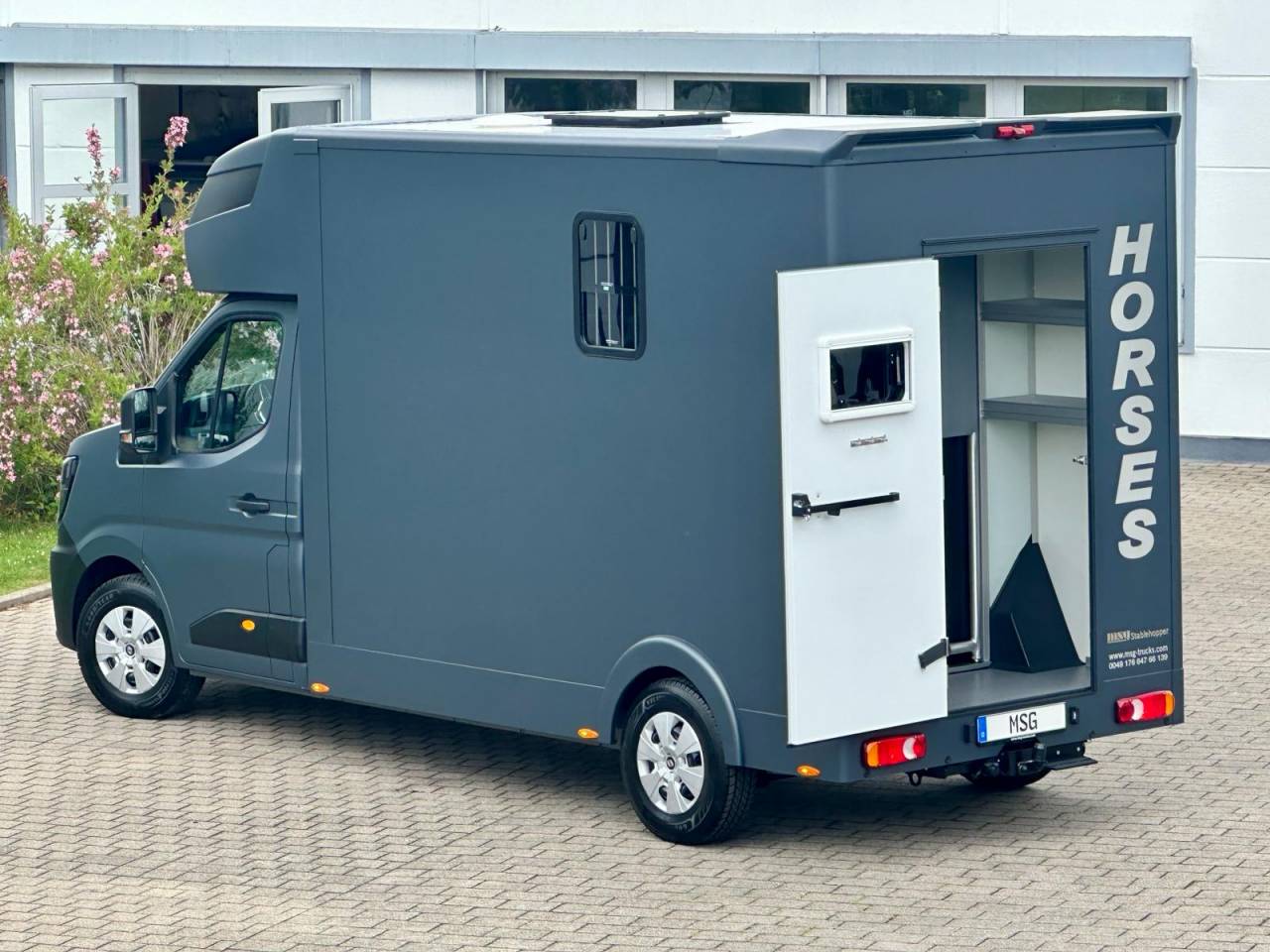 Kleine paardenvrachtwagen (B rijbewijs) Renault RENAULT MASTER 170 MSG STALLION LIGHT AUTOMATIQUE 2026 Nieuw