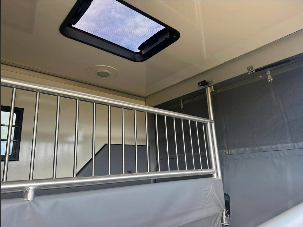 Kleine paardenvrachtwagen (B rijbewijs) Iveco IVECO DAILY 35-210 HI-MATIC MSG STALLION LIGHT 2026 Nieuw