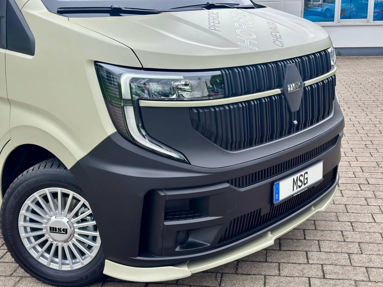 Kleine paardenvrachtwagen (B rijbewijs) Renault RENAULT MASTER 170 MSG STALLION LIGHT AUTOMATIQUE 2026 Nieuw