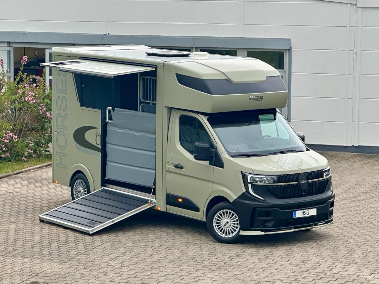 Kleine paardenvrachtwagen (B rijbewijs) Renault RENAULT MASTER 170 MSG STALLION LIGHT AUTOMATIQUE 2026 Nieuw