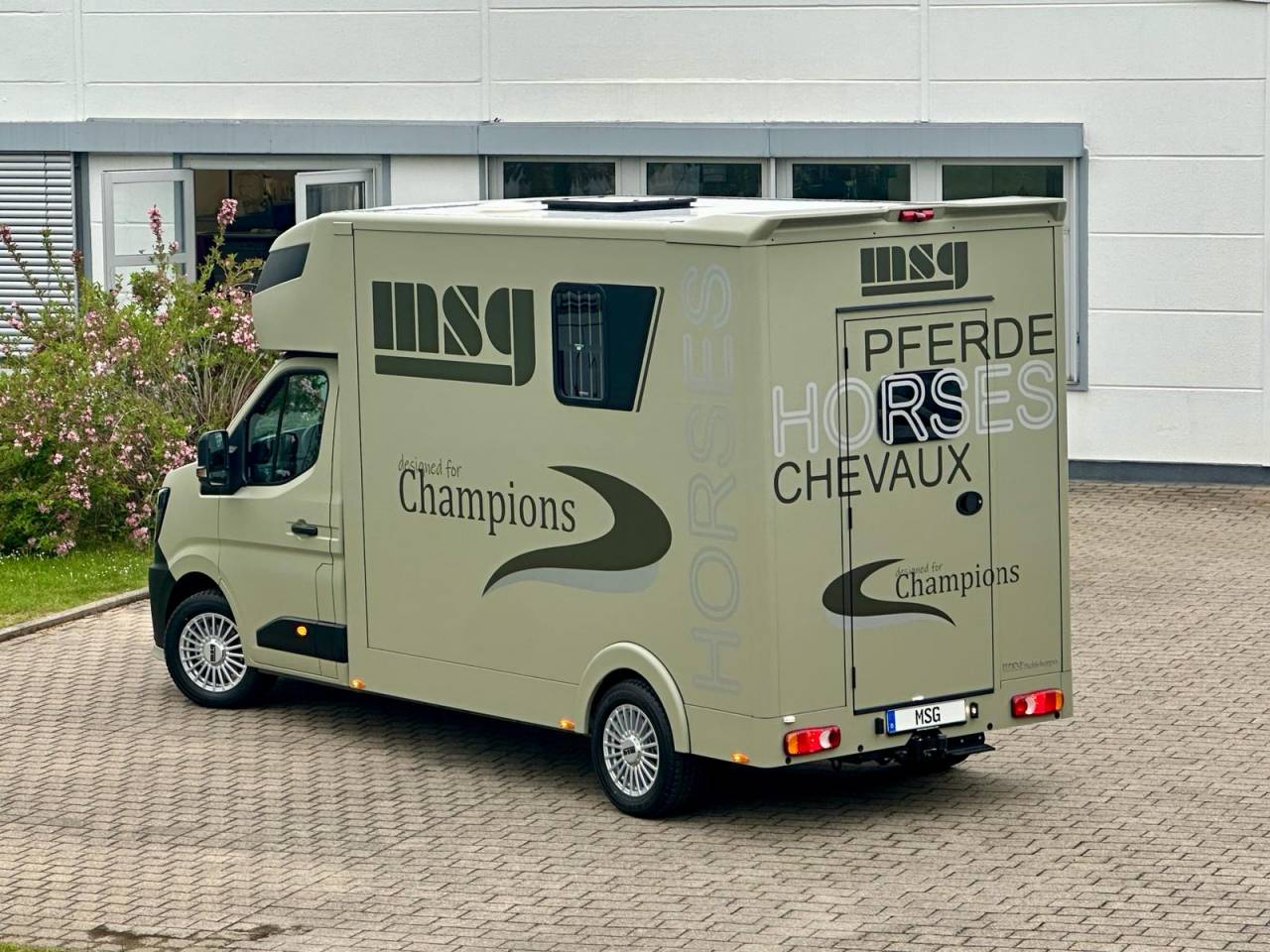 Kleine paardenvrachtwagen (B rijbewijs) Renault RENAULT MASTER 170 MSG STALLION LIGHT AUTOMATIQUE 2026 Nieuw