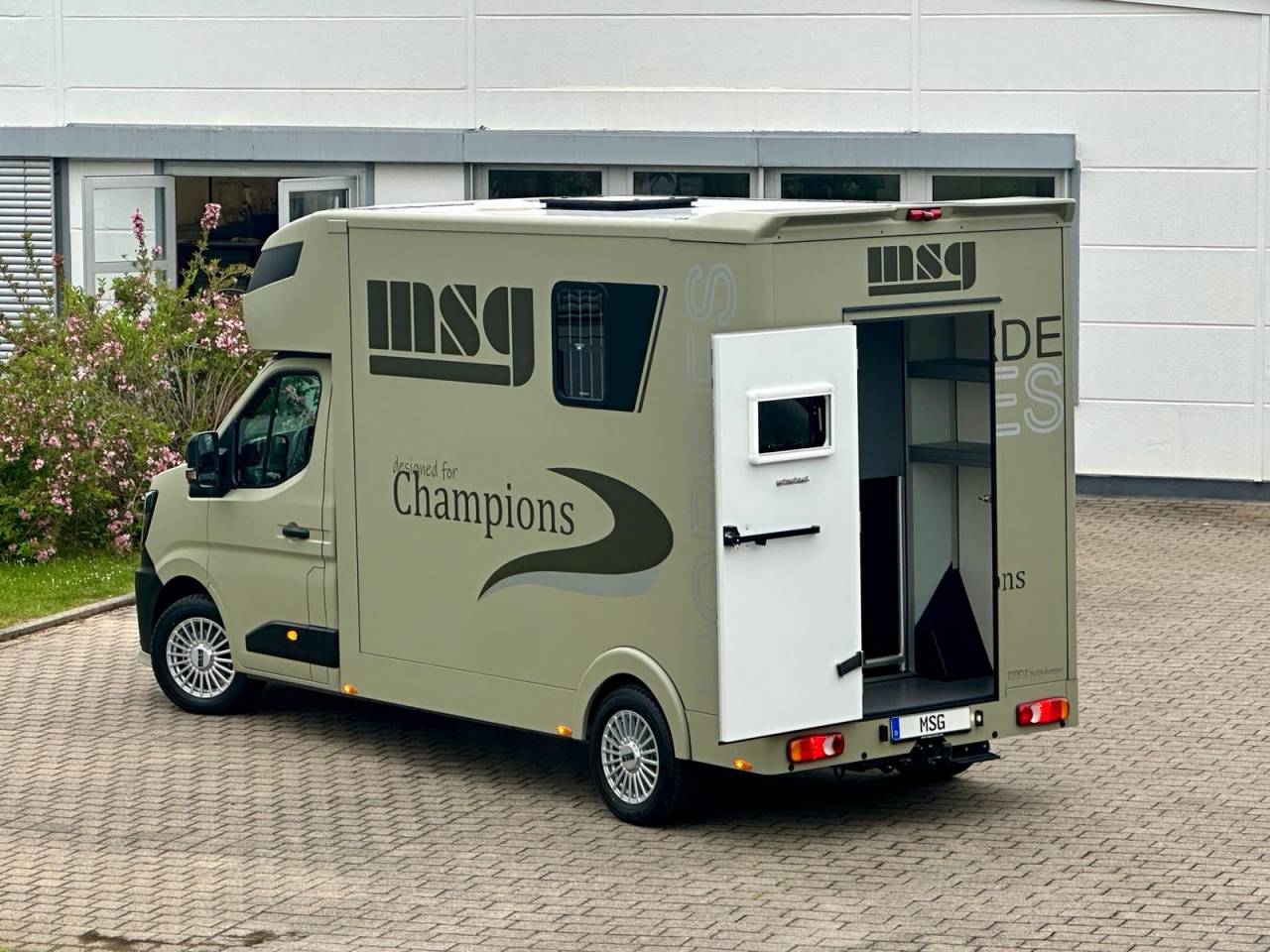 Kleine paardenvrachtwagen (B rijbewijs) Renault RENAULT MASTER 170 MSG STALLION LIGHT AUTOMATIQUE 2026 Nieuw