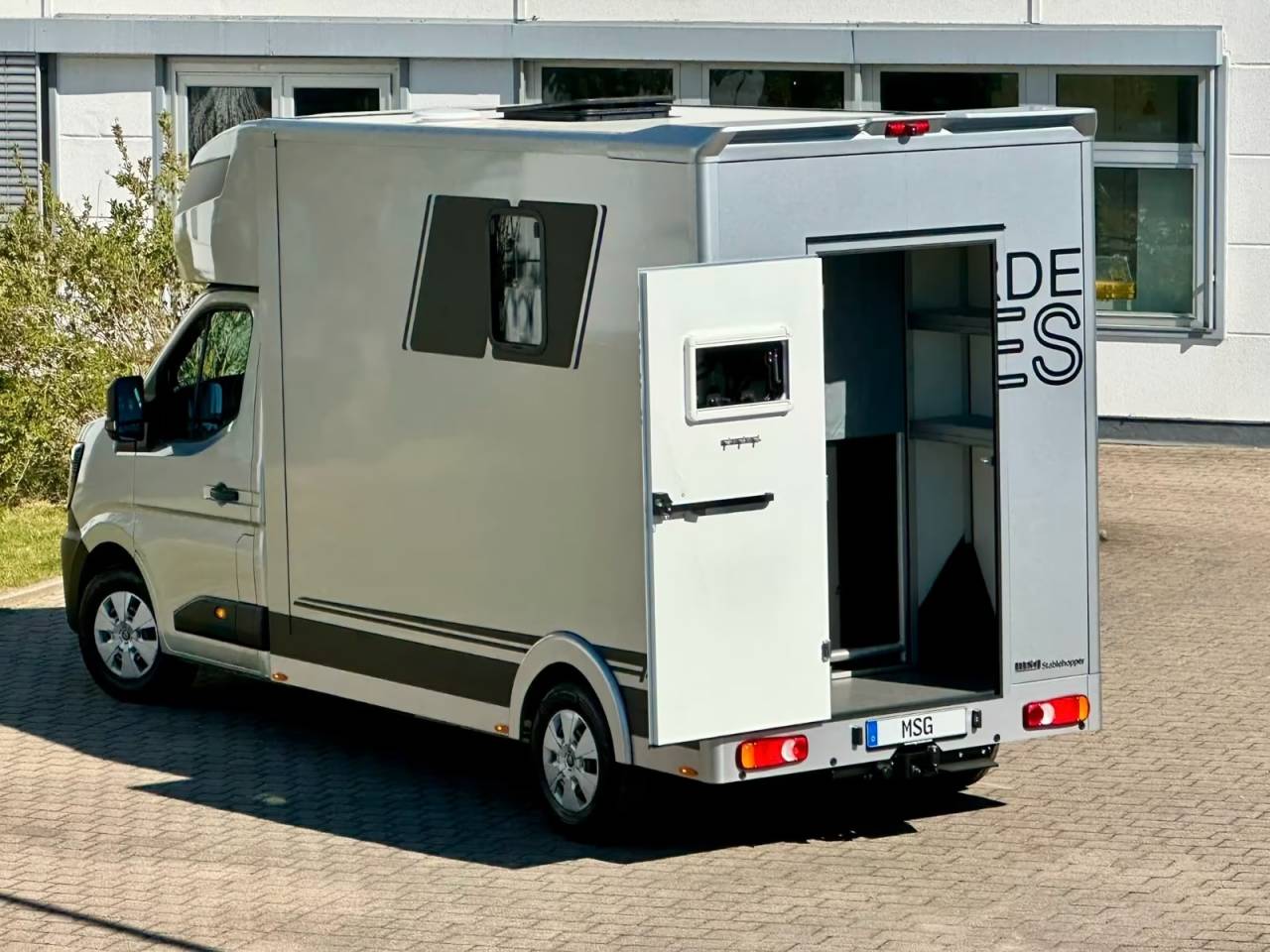 Kleine paardenvrachtwagen (B rijbewijs) Renault RENAULT MASTER 170 MSG STALLION LIGHT AUTOMATIQUE 2026 Nieuw
