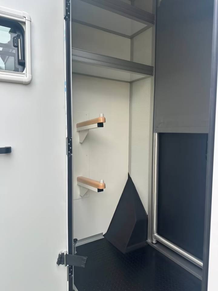 Kleine paardenvrachtwagen (B rijbewijs) Renault RENAULT MASTER 170 MSG STALLION LIGHT AUTOMATIQUE 2026 Nieuw