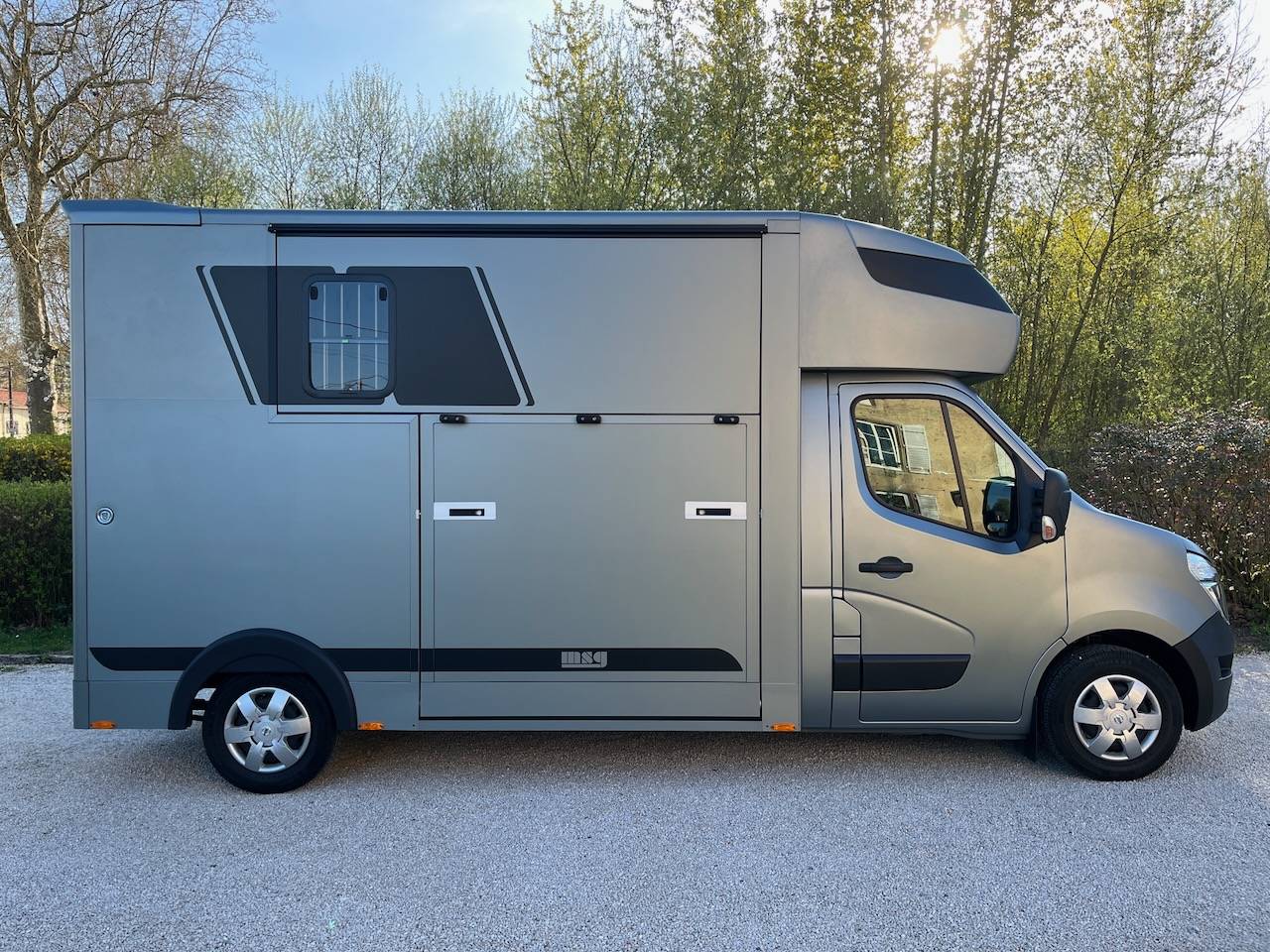 Kleine paardenvrachtwagen (B rijbewijs) Nissan NISSAN INTERSTAR DCI 165 MSG STALLION LIGHT 2026 Tweedehands