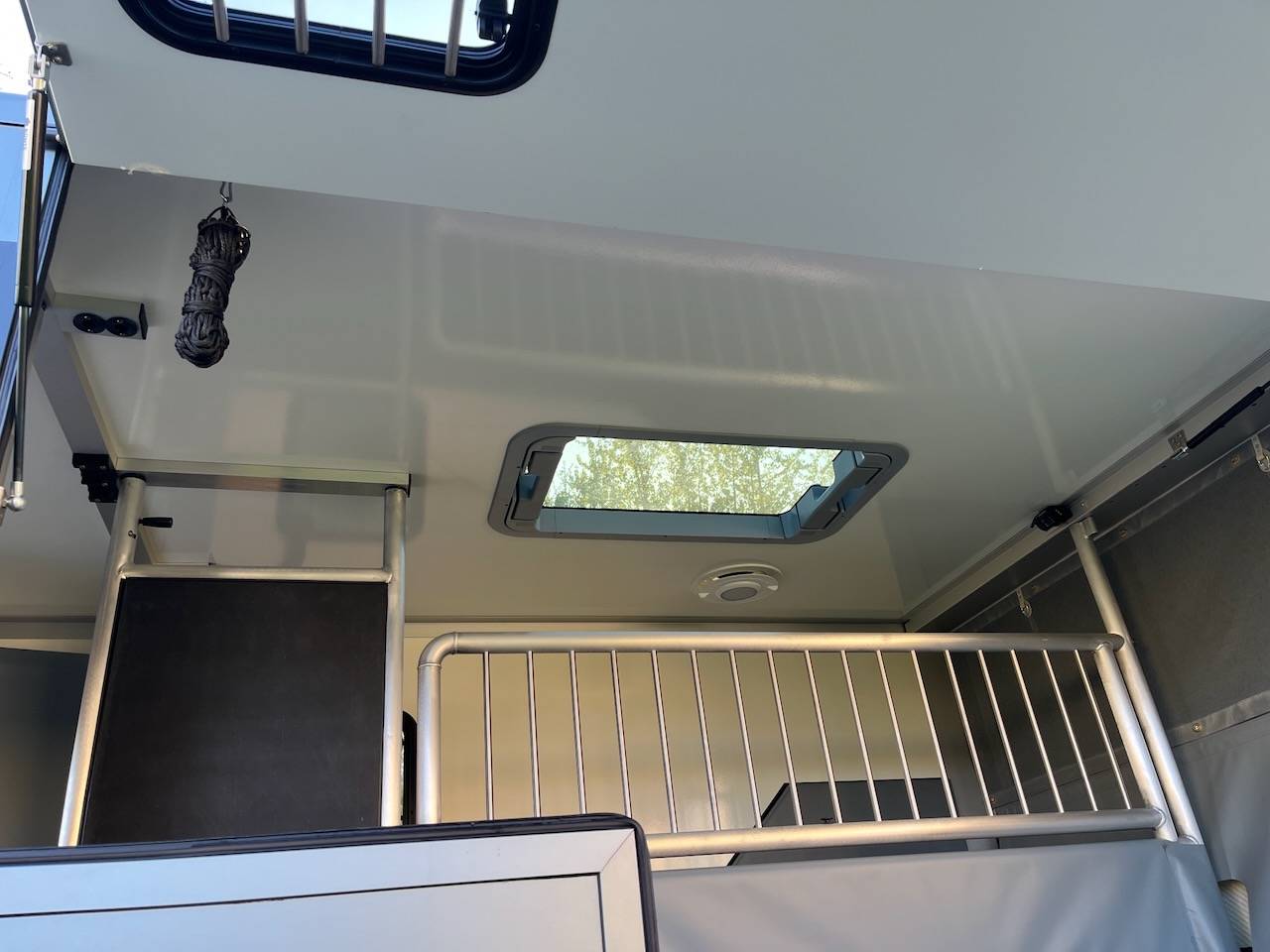 Kleine paardenvrachtwagen (B rijbewijs) Nissan NISSAN INTERSTAR DCI 165 MSG STALLION LIGHT 2026 Tweedehands
