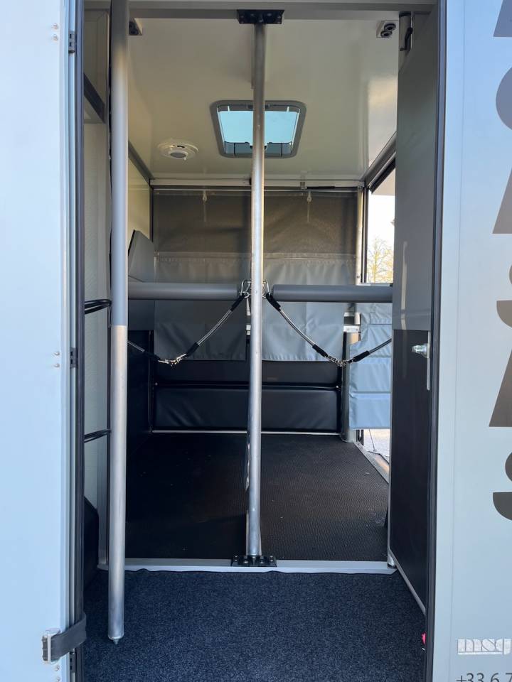 Kleine paardenvrachtwagen (B rijbewijs) Nissan NISSAN INTERSTAR DCI 165 MSG STALLION LIGHT 2026 Tweedehands