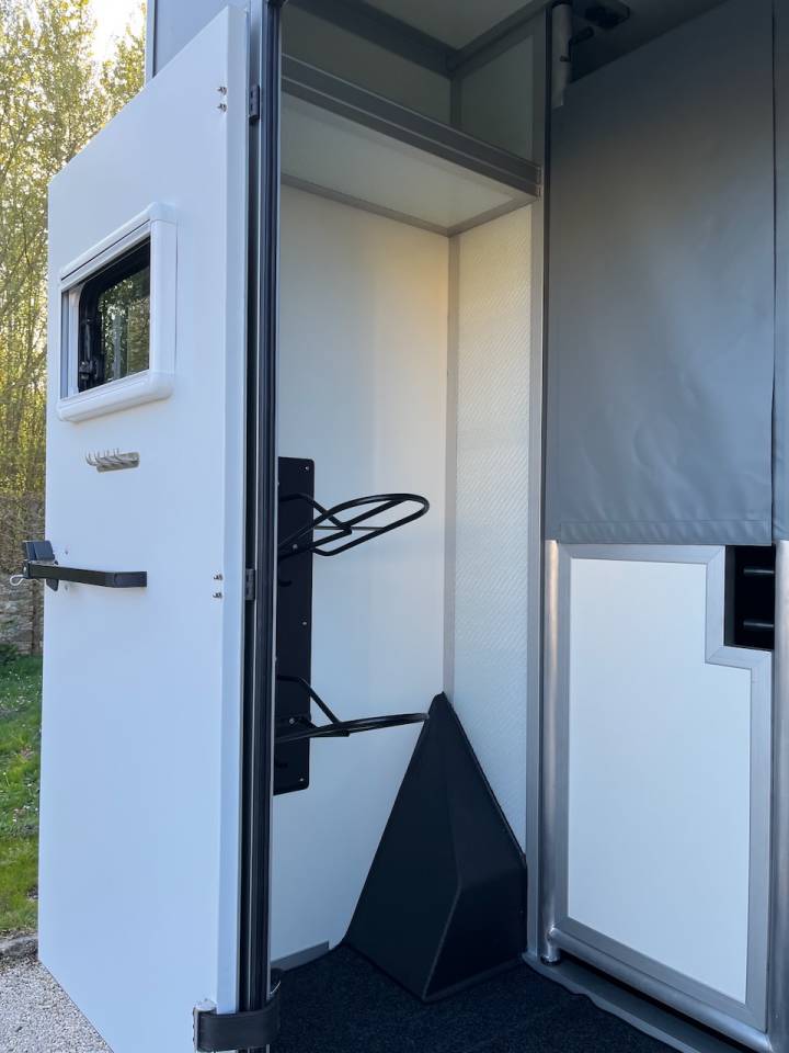 Kleine paardenvrachtwagen (B rijbewijs) Nissan NISSAN INTERSTAR DCI 165 MSG STALLION LIGHT 2026 Tweedehands