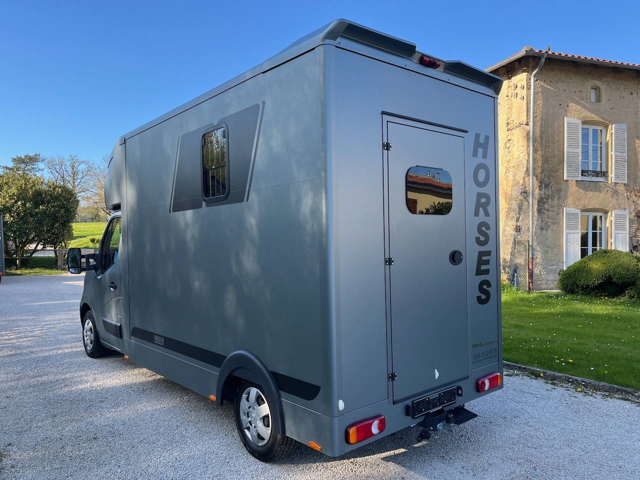 Kleine paardenvrachtwagen (B rijbewijs) Nissan NISSAN INTERSTAR DCI 165 MSG STALLION LIGHT 2026 Tweedehands