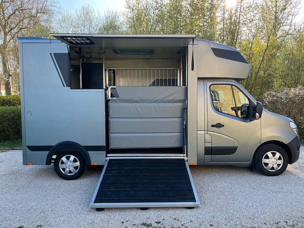 Kleine paardenvrachtwagen (B rijbewijs) Nissan NISSAN INTERSTAR DCI 165 MSG STALLION LIGHT 2026 Tweedehands