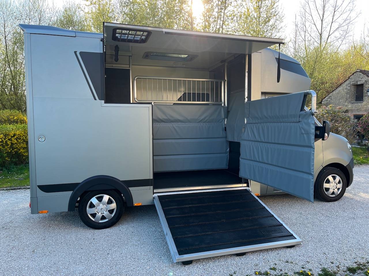 Kleine paardenvrachtwagen (B rijbewijs) Nissan NISSAN INTERSTAR DCI 165 MSG STALLION LIGHT 2026 Tweedehands