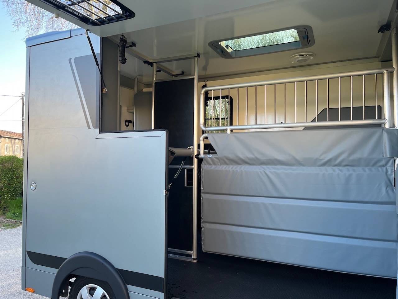 Kleine paardenvrachtwagen (B rijbewijs) Nissan NISSAN INTERSTAR DCI 165 MSG STALLION LIGHT 2026 Tweedehands