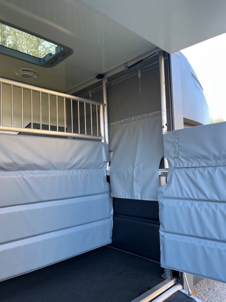 Kleine paardenvrachtwagen (B rijbewijs) Nissan NISSAN INTERSTAR DCI 165 MSG STALLION LIGHT 2026 Tweedehands
