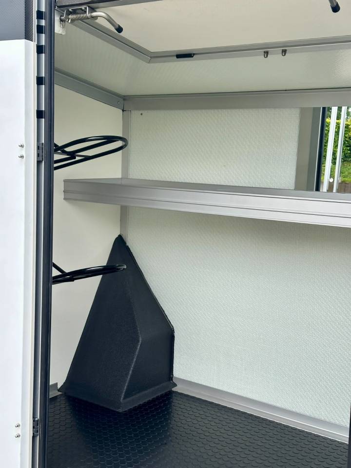 Kleine paardenvrachtwagen (B rijbewijs) Nissan NISSAN INTERSTAR DCI 165 MSG SUPERLIGHT PLUS 2026 Nieuw