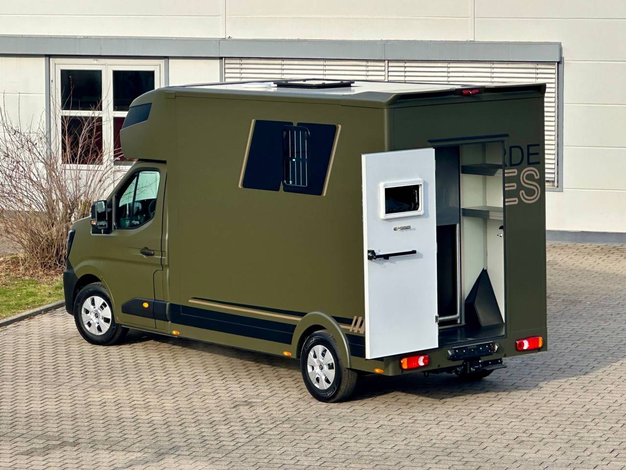 Kleine paardenvrachtwagen (B rijbewijs) Renault RENAULT MASTER 170 MSG STALLION LIGHT AUTOMATIQUE 2026 Nieuw