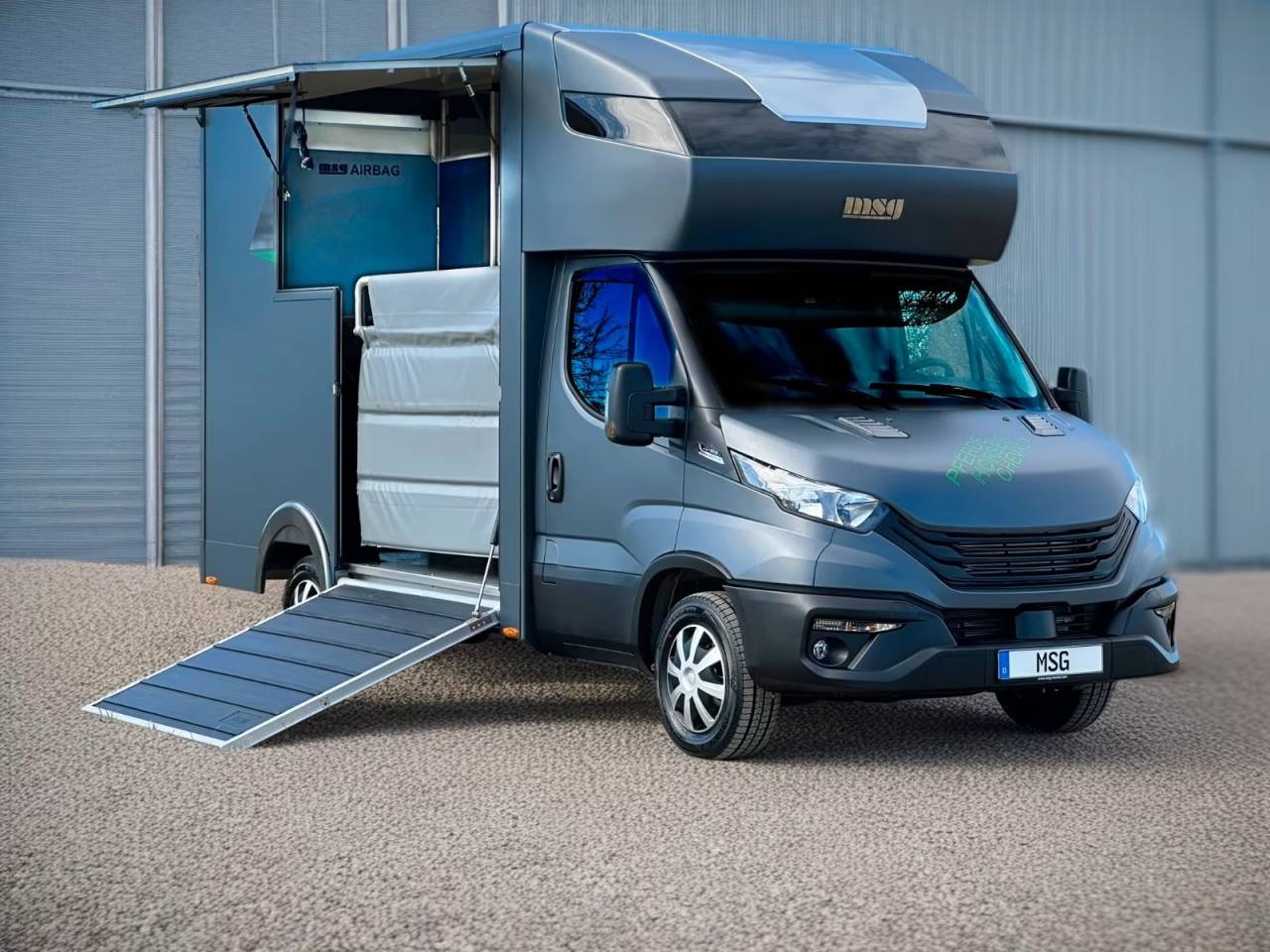 Kleine paardenvrachtwagen (B rijbewijs) Iveco IVECO DAILY 35-210 HI-MATIC MSG STALLION LIGHT 2026 Nieuw