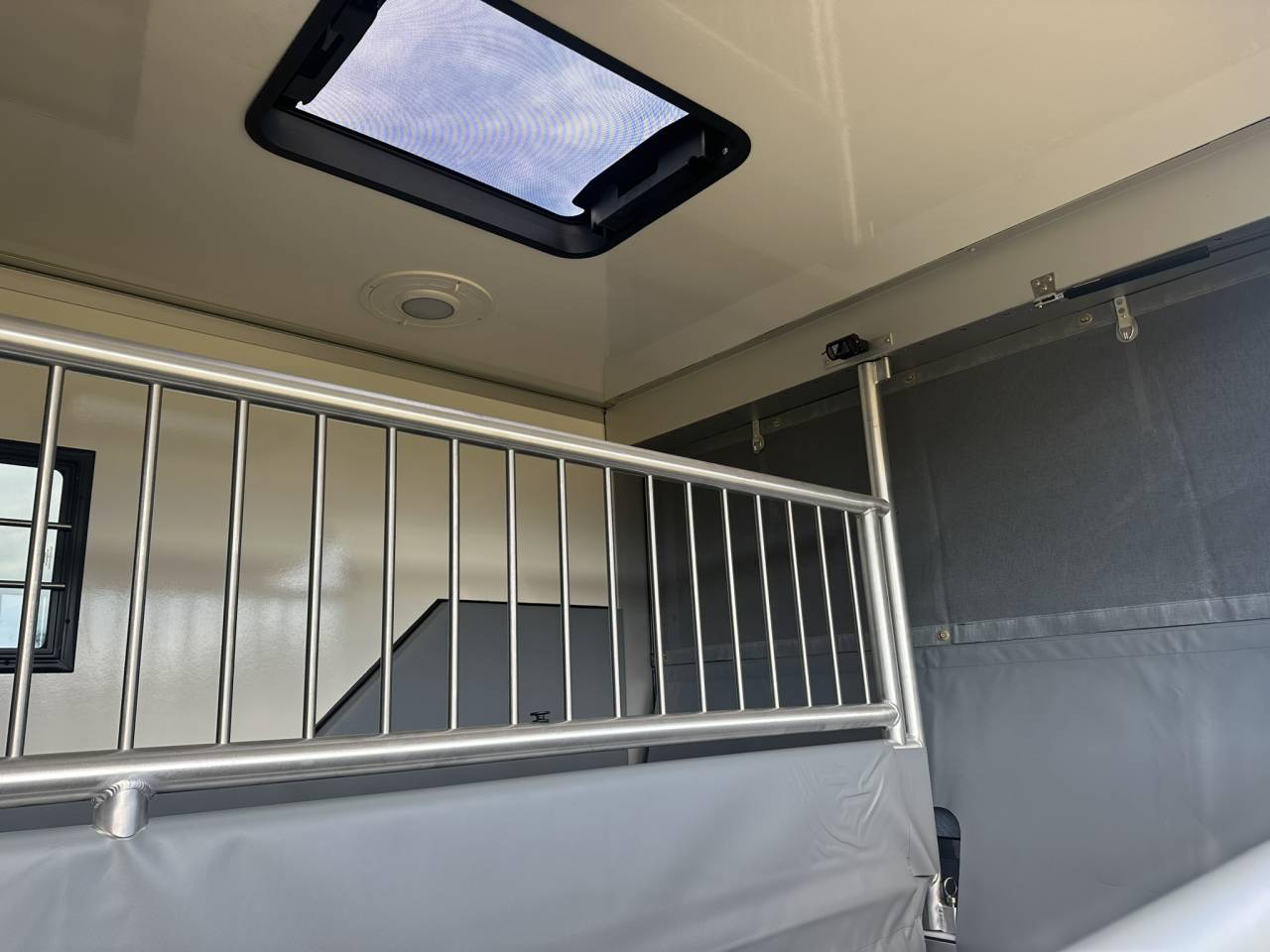 Kleine paardenvrachtwagen (B rijbewijs) Iveco IVECO DAILY 35-210 HI-MATIC MSG STALLION LIGHT 2026 Nieuw