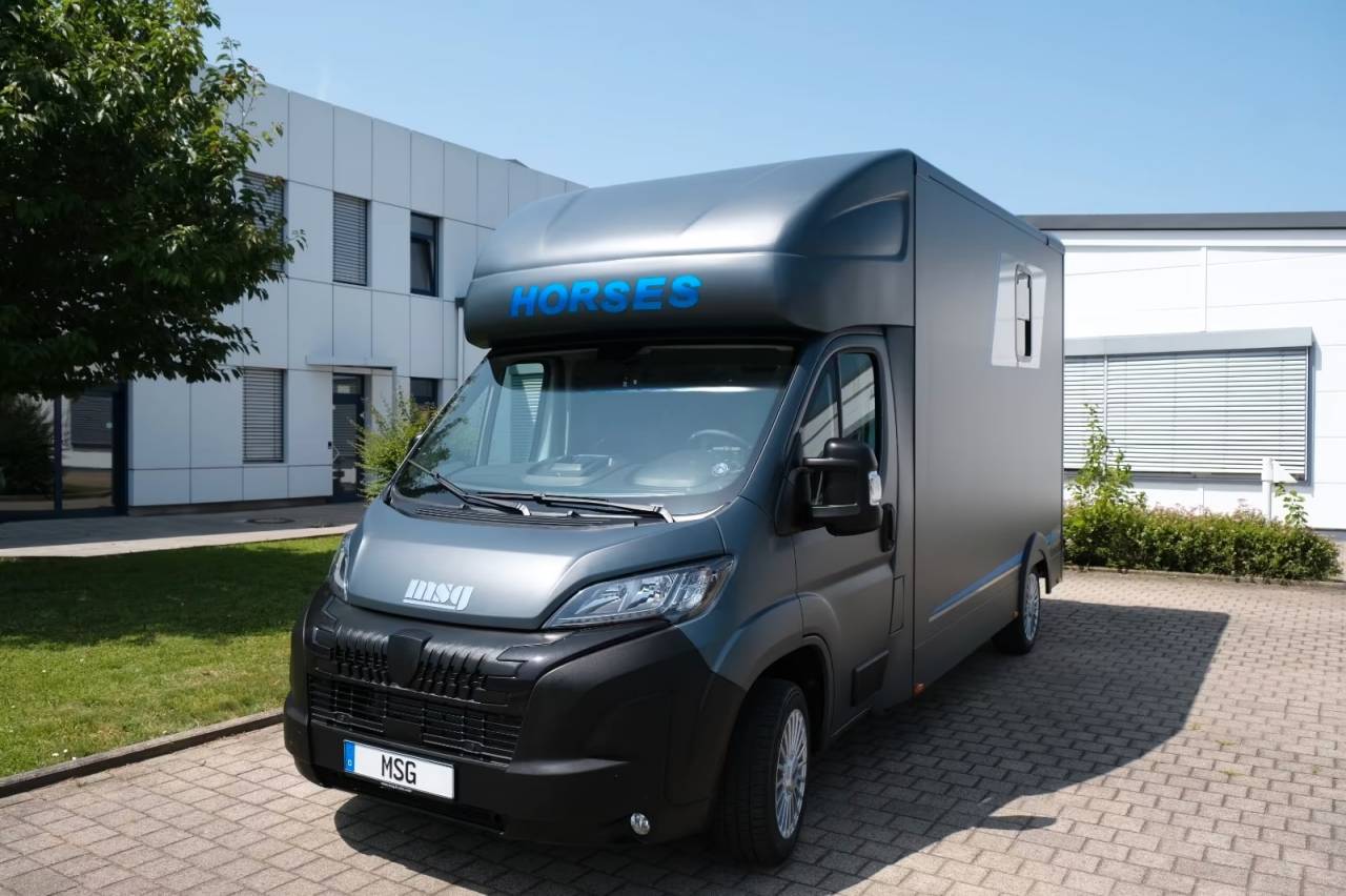 Kleine paardenvrachtwagen (B rijbewijs) Peugeot PEUGEOT BOXER 165 MSG STALLION LIGHT NOUVEAU MODEL 2026 Nieuw