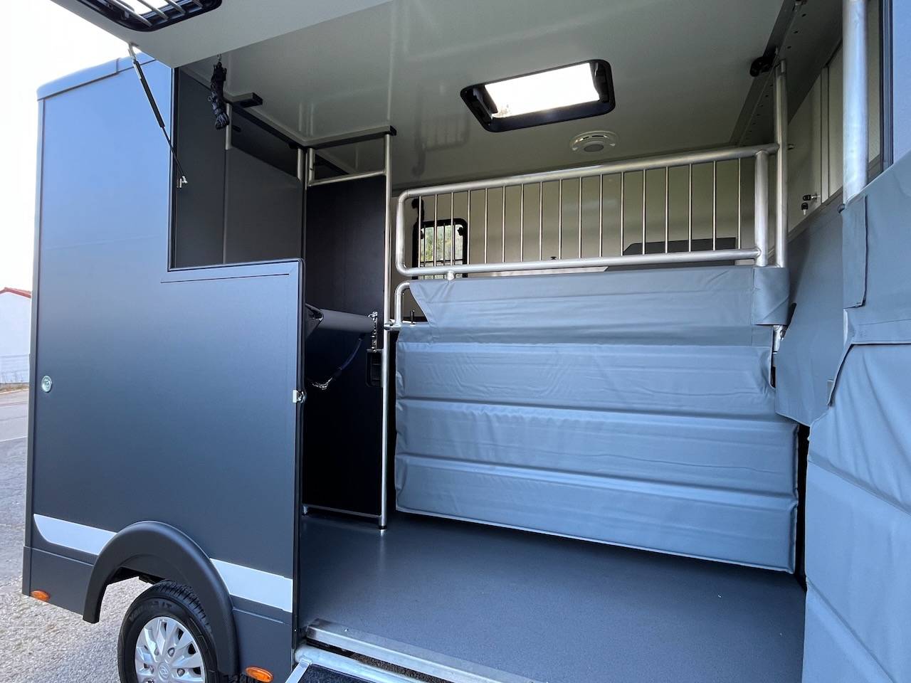 Kleine paardenvrachtwagen (B rijbewijs) Autre marque MAXUS DELIVER 9 LUXURY MSG STALLION LIGHT 2025 Tweedehands