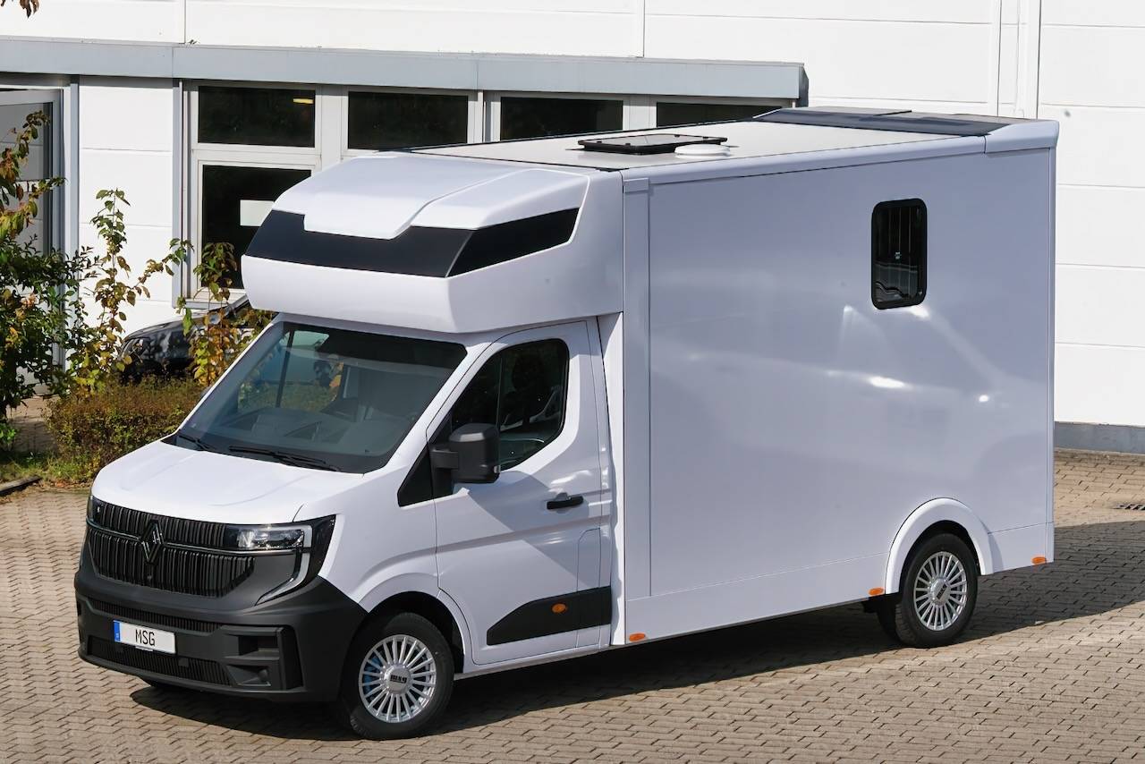 Kleine paardenvrachtwagen (B rijbewijs) Renault RENAULT MASTER 170 MSG STALLION LIGHT AUTOMATIQUE 2026 Nieuw