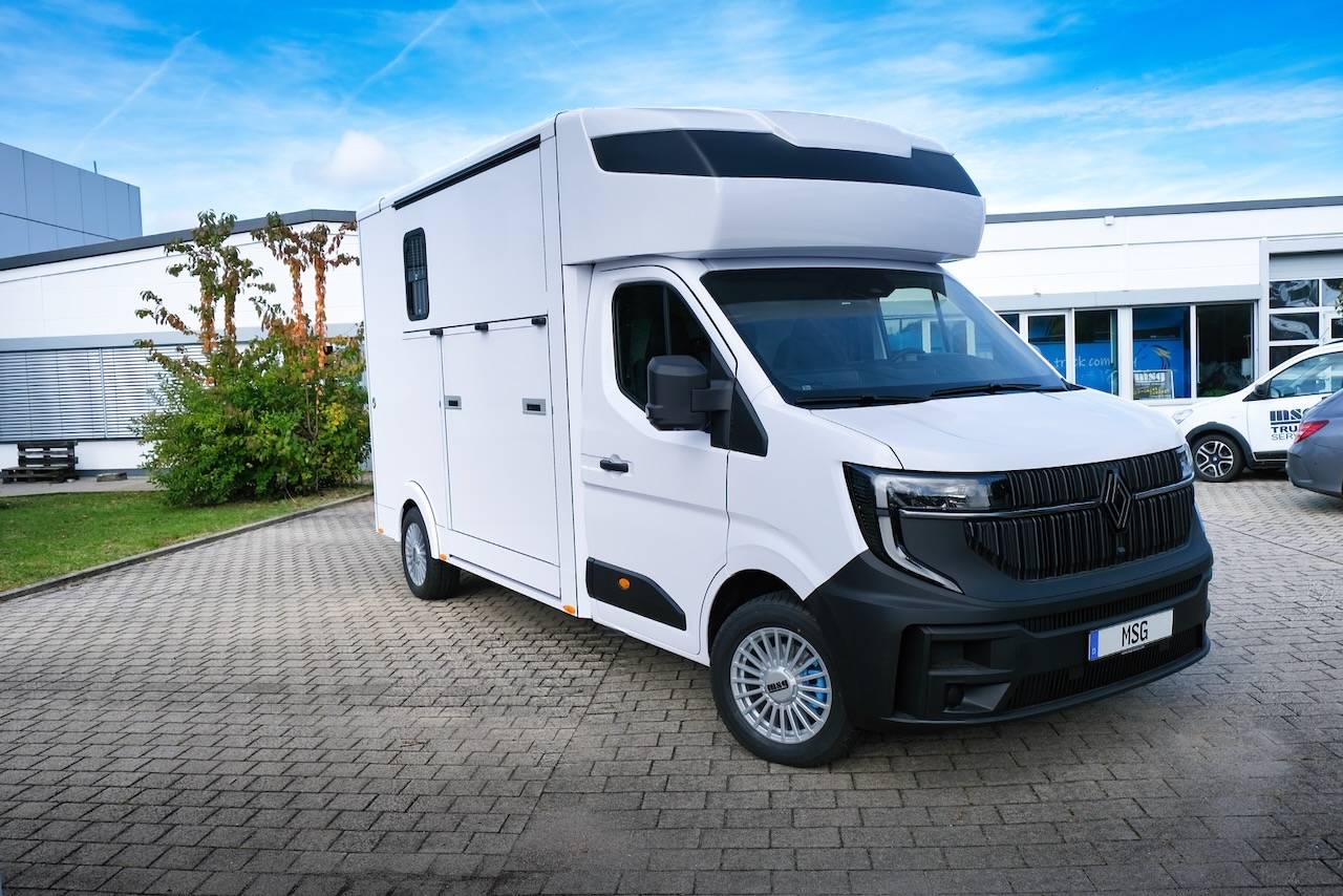 Kleine paardenvrachtwagen (B rijbewijs) Renault RENAULT MASTER 170 MSG STALLION LIGHT AUTOMATIQUE 2026 Nieuw