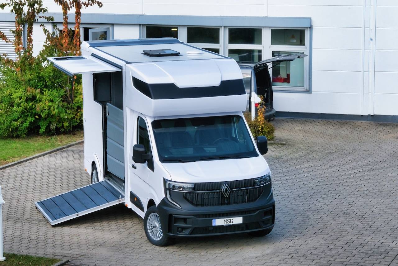 Kleine paardenvrachtwagen (B rijbewijs) Renault RENAULT MASTER 170 MSG STALLION LIGHT AUTOMATIQUE 2026 Nieuw