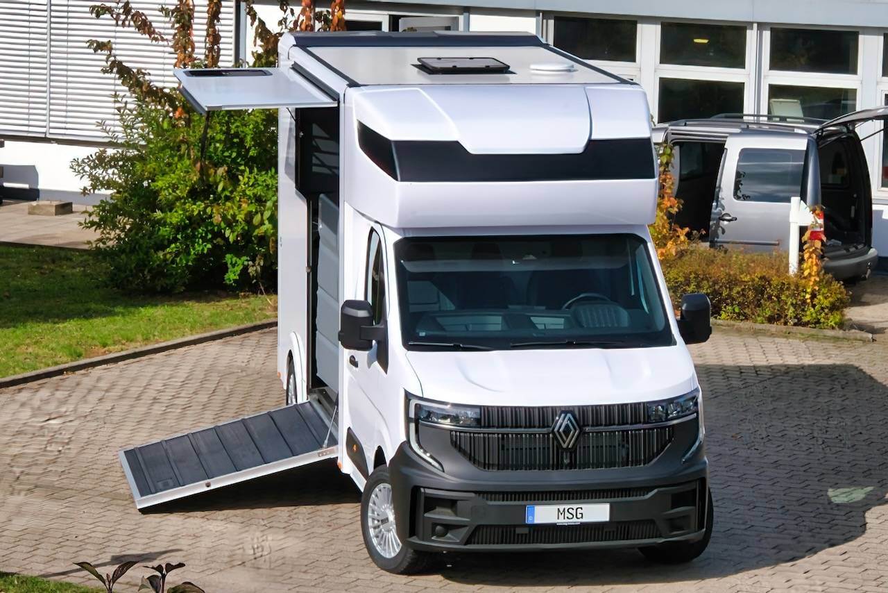 Kleine paardenvrachtwagen (B rijbewijs) Renault RENAULT MASTER 170 MSG STALLION LIGHT AUTOMATIQUE 2026 Nieuw