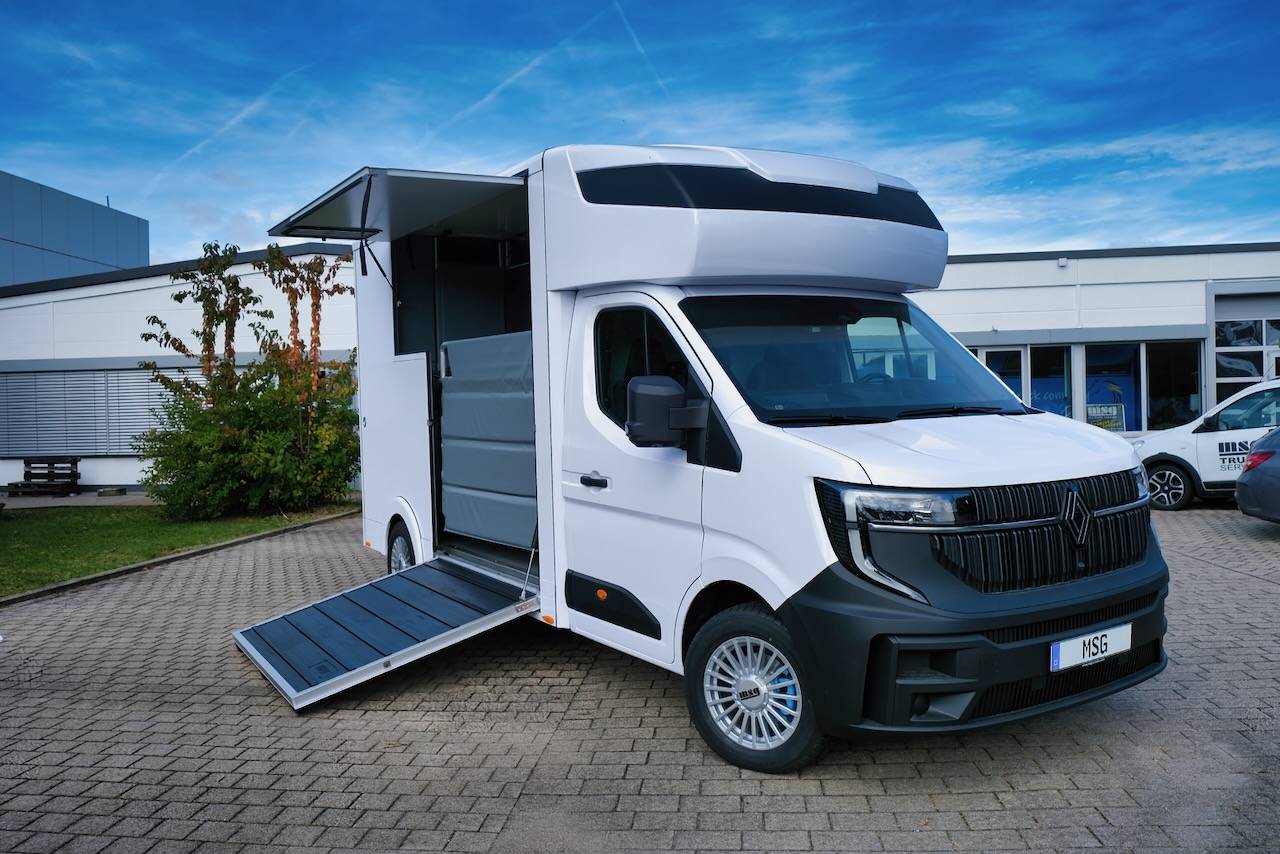 Kleine paardenvrachtwagen (B rijbewijs) Renault RENAULT MASTER 170 MSG STALLION LIGHT AUTOMATIQUE 2026 Nieuw