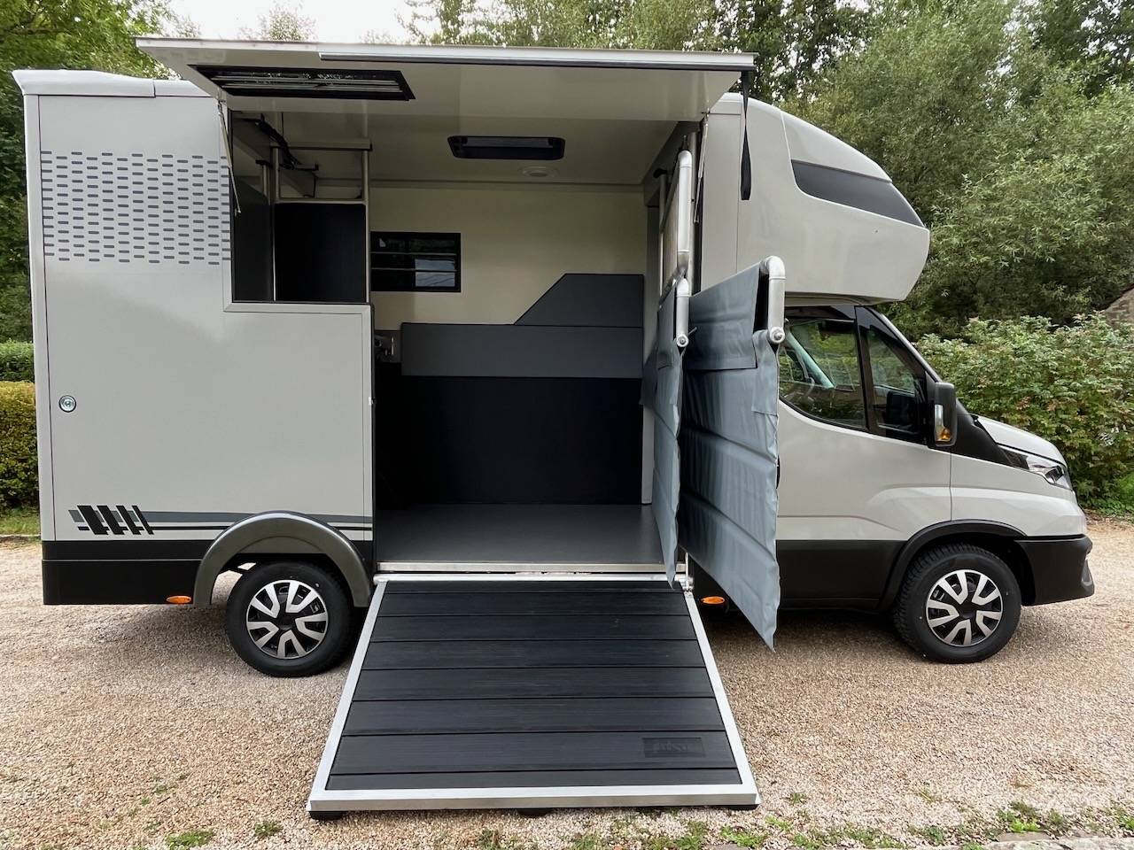 Kleine paardenvrachtwagen (B rijbewijs) Iveco IVECO DAILY 35S210 HI-MATIC MSG STALLION LIGHT 2026 Nieuw
