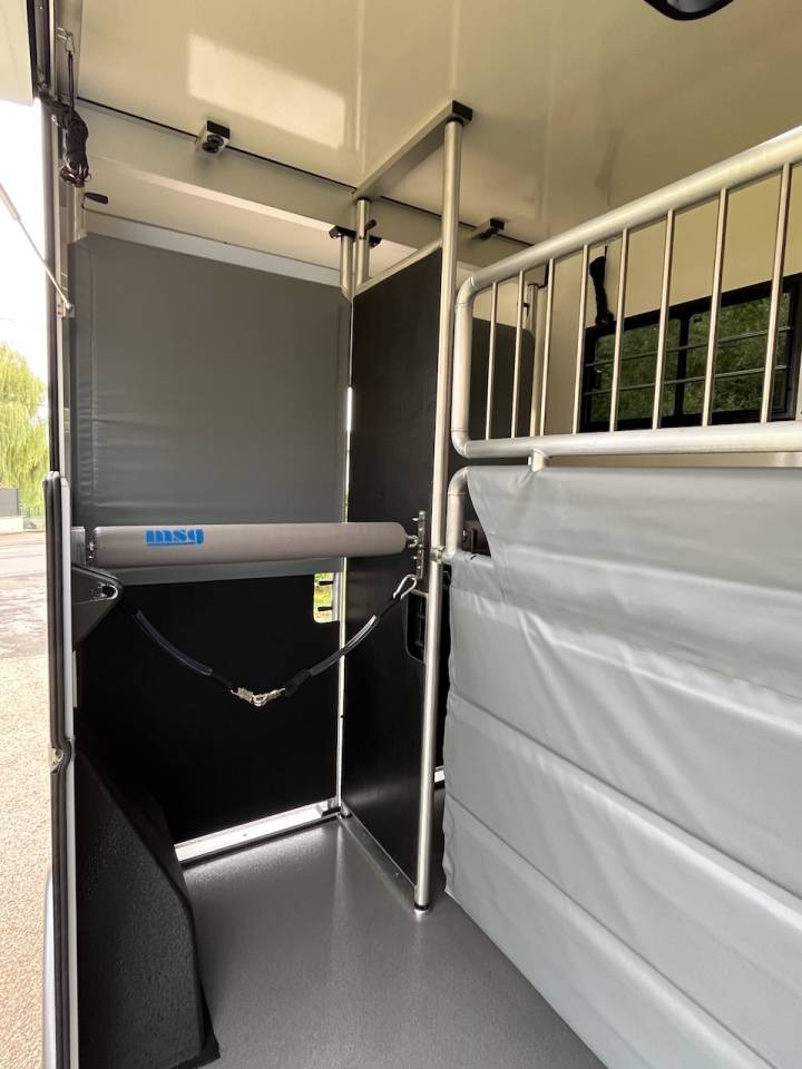 Kleine paardenvrachtwagen (B rijbewijs) Iveco IVECO DAILY 35S210 HI-MATIC MSG STALLION LIGHT 2026 Nieuw