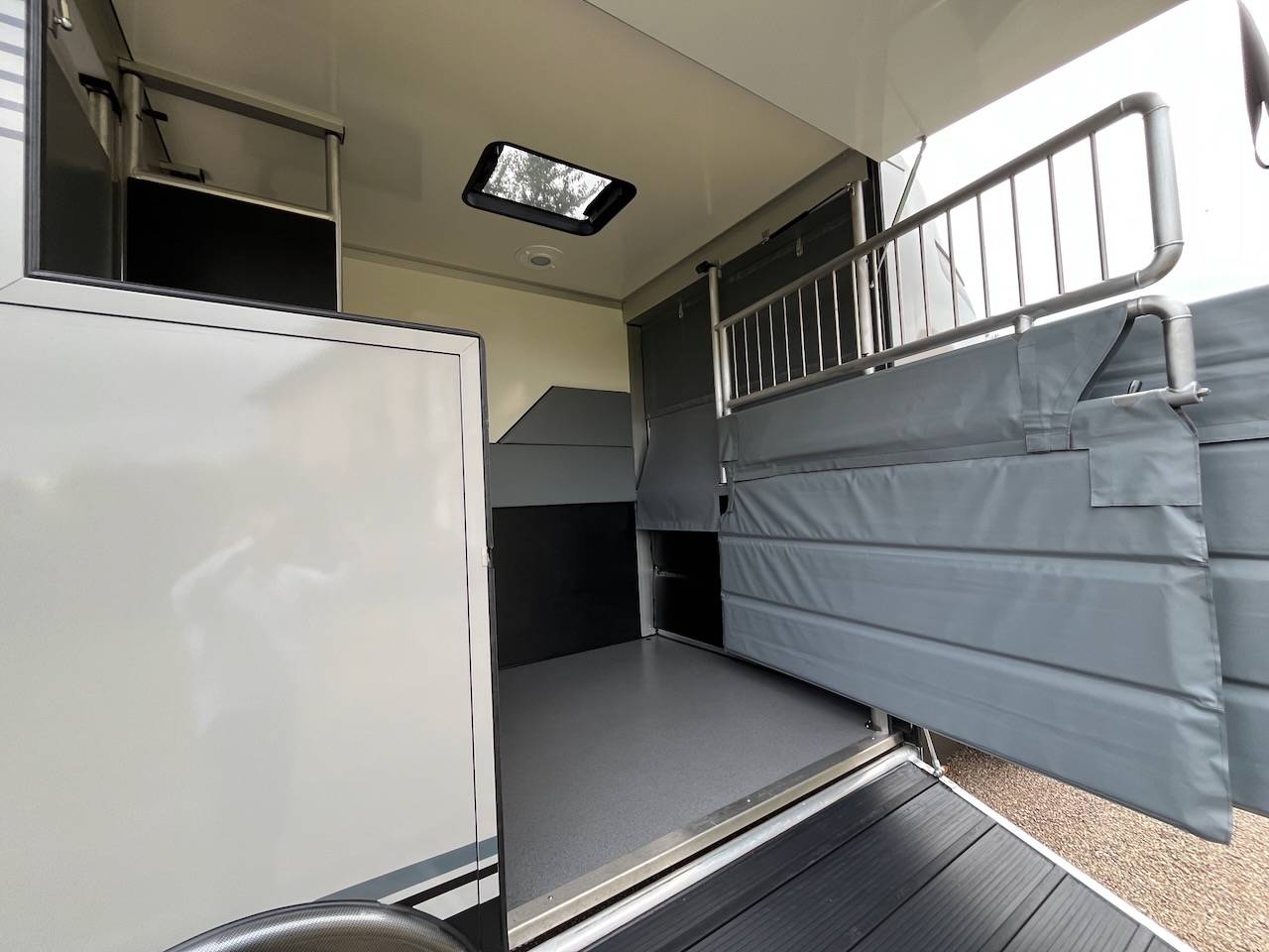 Kleine paardenvrachtwagen (B rijbewijs) Iveco IVECO DAILY 35S210 HI-MATIC MSG STALLION LIGHT 2026 Nieuw
