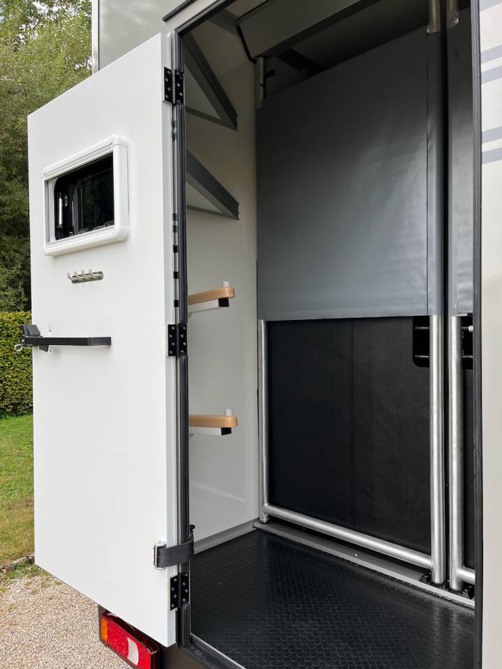 Kleine paardenvrachtwagen (B rijbewijs) Iveco IVECO DAILY 35S210 HI-MATIC MSG STALLION LIGHT 2026 Nieuw