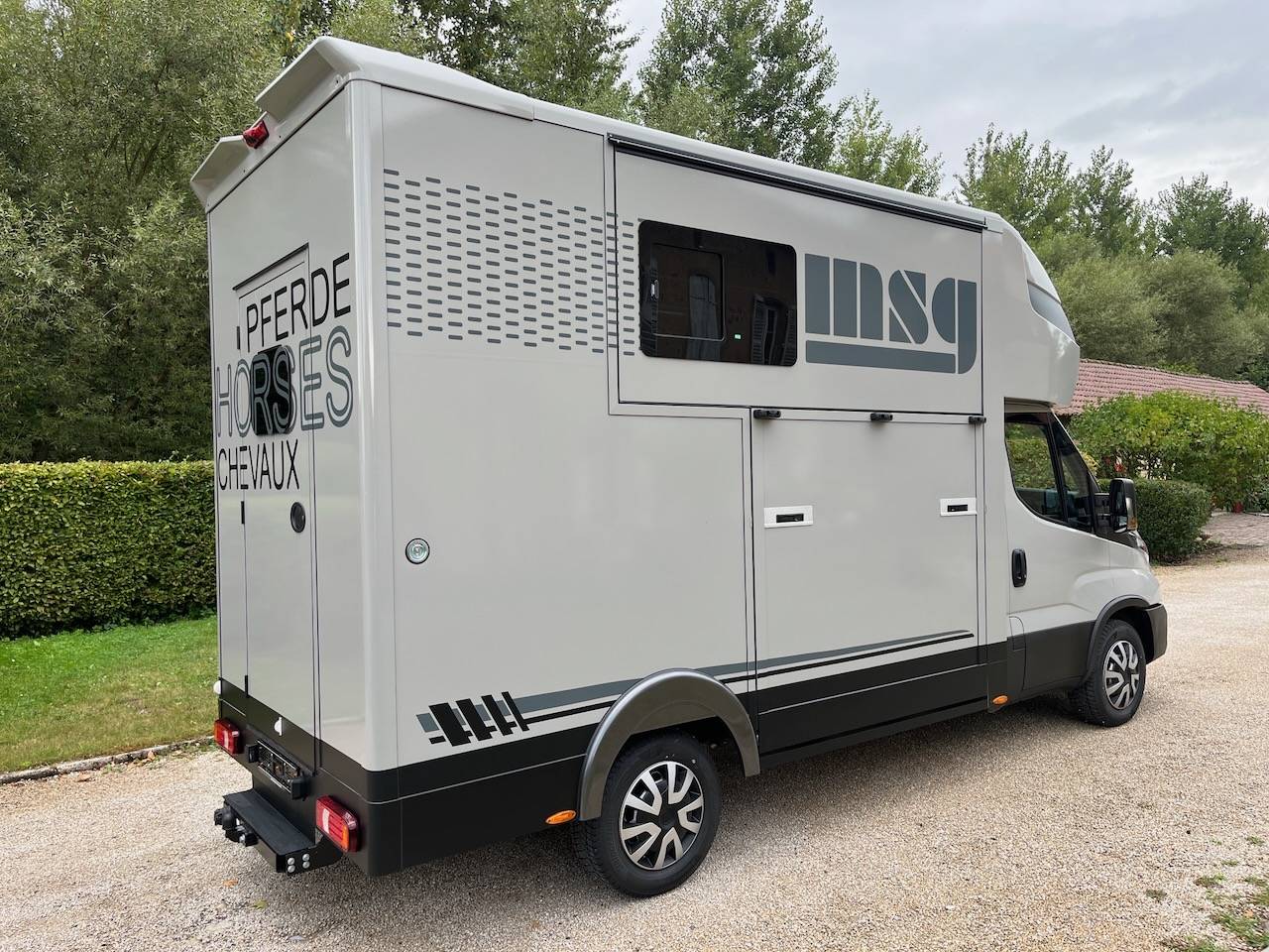 Kleine paardenvrachtwagen (B rijbewijs) Iveco IVECO DAILY 35S210 HI-MATIC MSG STALLION LIGHT 2026 Nieuw