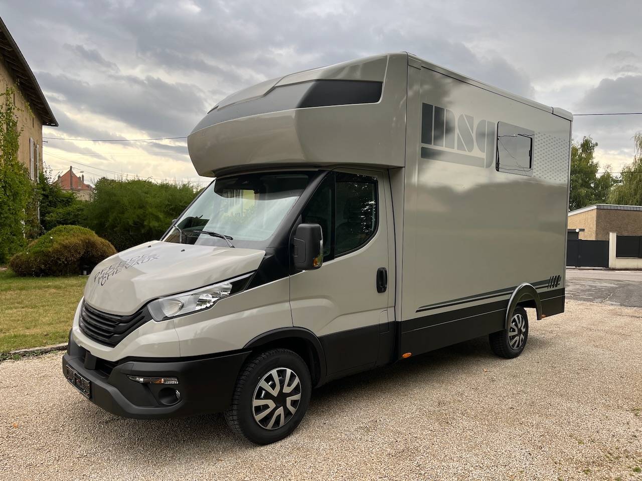 Kleine paardenvrachtwagen (B rijbewijs) Iveco IVECO DAILY 35S210 HI-MATIC MSG STALLION LIGHT 2026 Nieuw