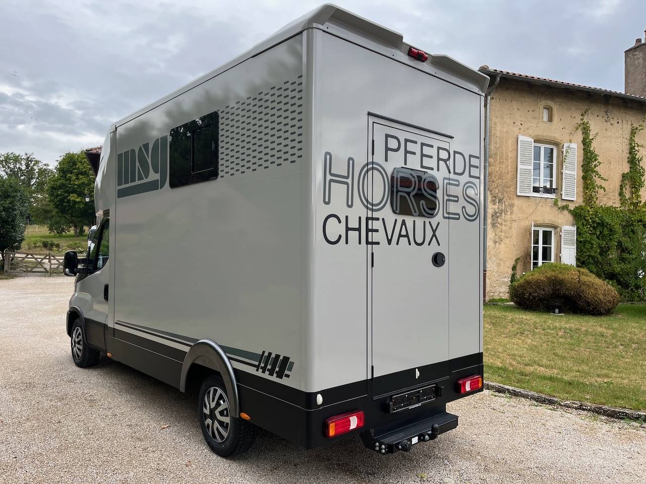 Kleine paardenvrachtwagen (B rijbewijs) Iveco IVECO DAILY 35S210 HI-MATIC MSG STALLION LIGHT 2026 Nieuw