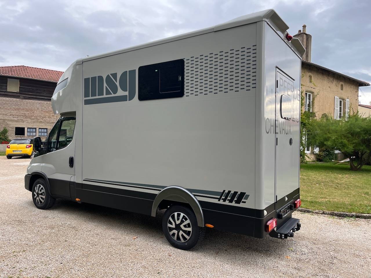 Kleine paardenvrachtwagen (B rijbewijs) Iveco IVECO DAILY 35S210 HI-MATIC MSG STALLION LIGHT 2026 Nieuw