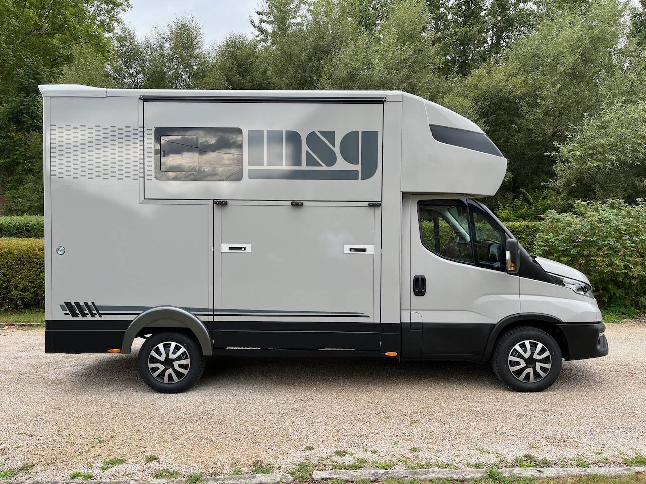 Kleine paardenvrachtwagen (B rijbewijs) Iveco IVECO DAILY 35S210 HI-MATIC MSG STALLION LIGHT 2026 Nieuw