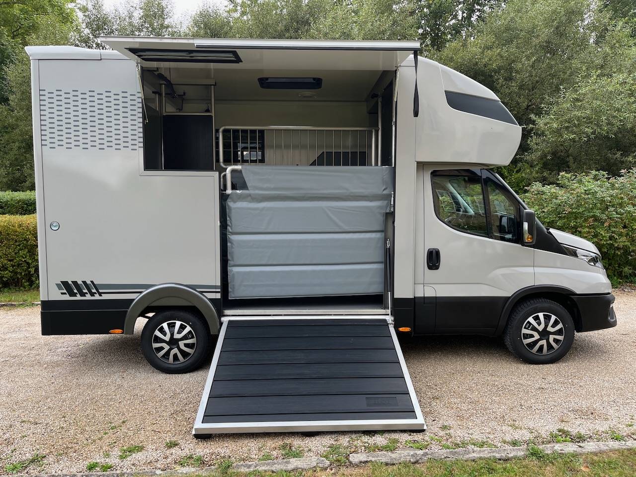 Kleine paardenvrachtwagen (B rijbewijs) Iveco IVECO DAILY 35S210 HI-MATIC MSG STALLION LIGHT 2026 Nieuw