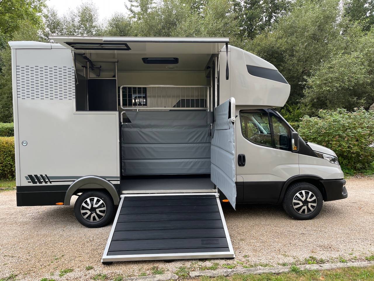 Kleine paardenvrachtwagen (B rijbewijs) Iveco IVECO DAILY 35S210 HI-MATIC MSG STALLION LIGHT 2026 Nieuw