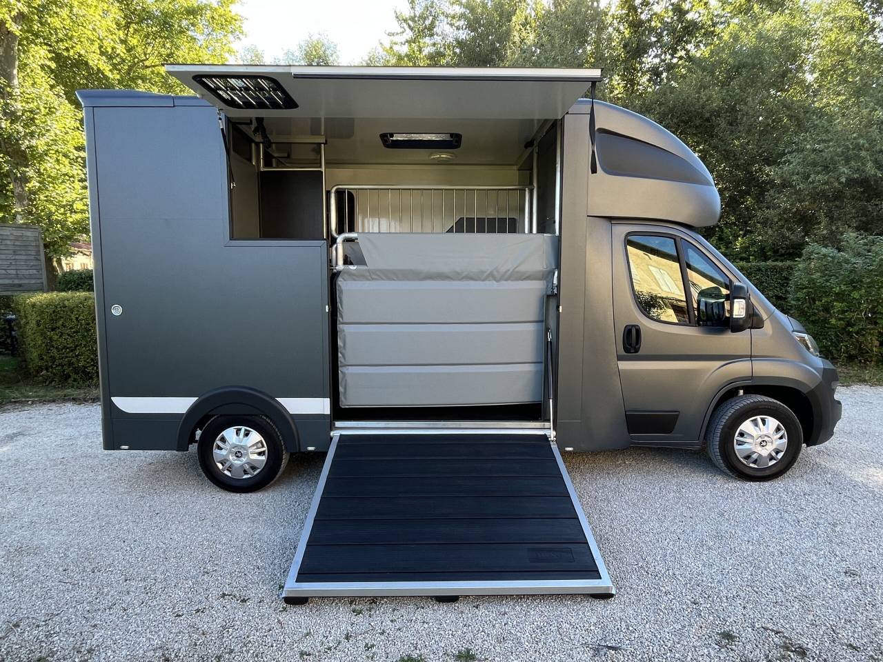 Kleine paardenvrachtwagen (B rijbewijs) Peugeot PEUGEOT BOXER BLUEHDI 165 MSG STALLION LIGHT 2025 Tweedehands