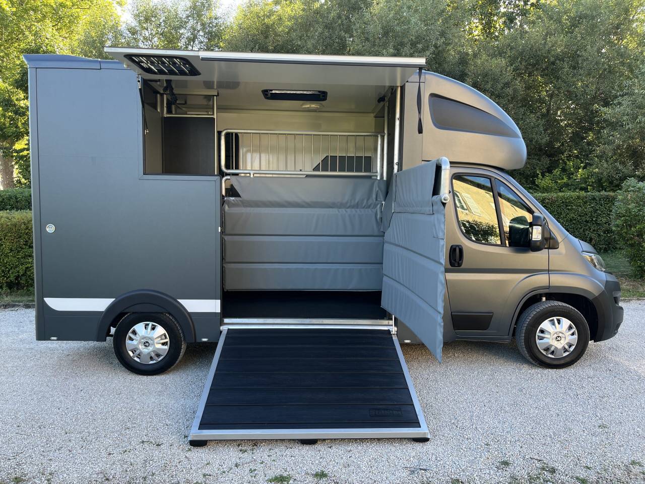 Kleine paardenvrachtwagen (B rijbewijs) Peugeot PEUGEOT BOXER BLUEHDI 165 MSG STALLION LIGHT 2025 Tweedehands