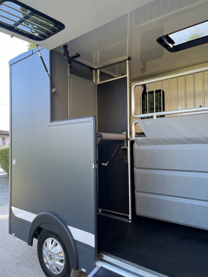 Kleine paardenvrachtwagen (B rijbewijs) Peugeot PEUGEOT BOXER BLUEHDI 165 MSG STALLION LIGHT 2025 Tweedehands